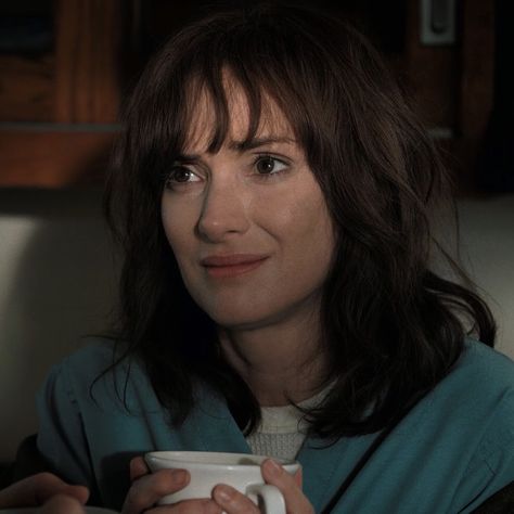 joyce byers Joyce Stranger Things, Winona Forever, Joyce Byers, Black Color Hairstyles, Pigtail Braids, Stranger Things Characters, Winona Ryder, Hairstyles Black, Lady And Gentlemen