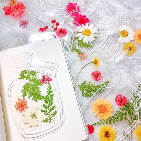 Small Flower Stickers, Flower Bookmarks, Diy Projektit, Bookmark Craft, Flower Magnets, Transparent Flowers, Flower Stickers, Flower Bookmark, Diy Bookmarks