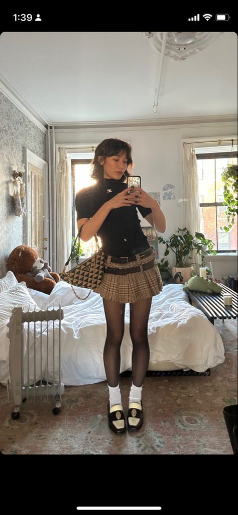 Chanel Muse, Ashley Best Dressed, Corporate Girlie, Professional Overthinker, Styling Skirts, Aesthetic 2024, Academia Outfits, Minimalist Accessories, Current Styles