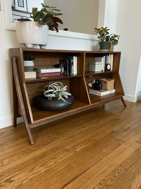 Fffff-Forty Dollars You Say?!!! Drexler Mcm Walnut Bookcase Diy Mcm Bookcase, Vintage Mcm Furniture, Diy Mid Century Bookcase, Wedding Entryway Ideas, Mcm Entryway Ideas, Mcm Entryway, Mcm Bookcase, Mcm Office, Mid Century Bookshelf