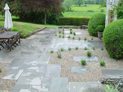 Close together then far apart - pixel pattern @jaymee laws Gravel Patio Ideas, Paving Stone Patio, Travertine Patio, Natural Stone Paving, Stone Paving, Outdoor Paving, Gravel Patio, Stone Patio, Garden Paving