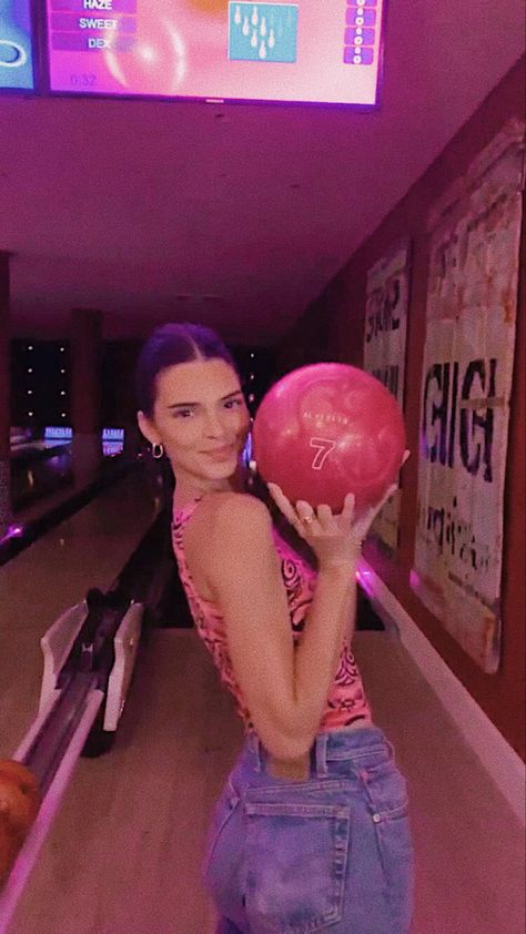 Bowling Pictures, Bowling Outfit, Bowling Alley, Instagram Ideas Photography, Foto Poses, Foto Ideas Instagram, Poses For Photos, Instagram Photo Inspiration, Photo Styling