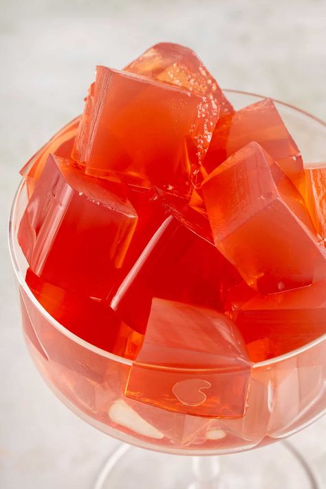 Fruity vegan jello made from scratch with just a few ingredients. It's an easy dessert to be enjoyed by kids and adults alike! Diy Jello, Vegan Jello, Homemade Jello, Recipes With Mozzarella Cheese, Jello Jigglers, Jello Recipe, Vegan Substitutes, Plant Based Desserts, Vegan Mozzarella