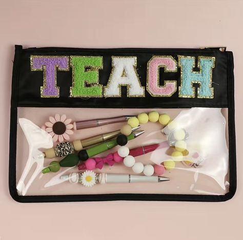 Diy Trousse, Makeup Storage Solutions, Classroom Accessories, Pencil Storage, Letter Decor, Clear Makeup Bags, Teachers Day Gifts, Toiletries Organization, Personalized Embroidery