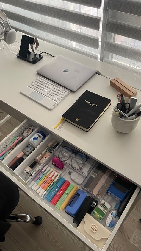 Home Study Organization, Desk Aesthetic Inspiration Study, Student Organization Aesthetic, Aesthetic Work Set Up, Desk Study Organization, Desk Organizing Aesthetic, Organized Space Aesthetic, Clean Organised Aesthetic, Organised Office Desk