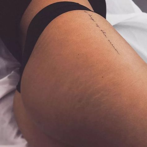 Thigh Script Tattoo, Small Hip Tattoos Women, Tattoo Bein Frau, Front Thigh Tattoos, Small Thigh Tattoos, Side Hip Tattoos, Side Thigh Tattoos, Bum Tattoo, Hip Tattoos Women