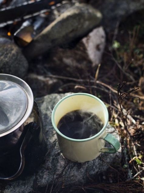 Mountain Cowboy, Camping Coffee Maker, Aesthetic Camping, Rivers And Roads, Camping Inspiration, Perfect Cup Of Coffee, Camping Photography, Tea And Books, Camping Coffee