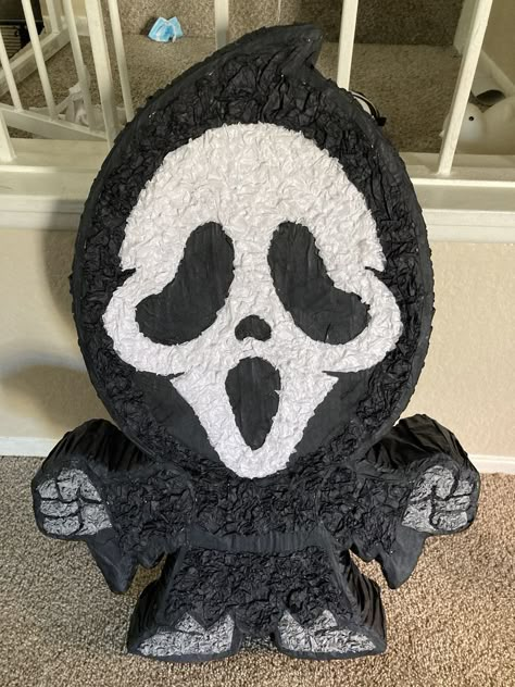 Scream Themed Sweet 16, Ghost Face Party Decorations, Ghost Face Decoration, Scream Sweet 16, Scream Movie Party Decorations, Scream Movie Birthday Party Ideas, Scream Movie Themed Birthday Party, Ghost Face Themed Party, Ghost Face Decor