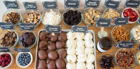 Ice Cream Sundae Bar Ideas, Sundae Bar Ideas, Ice Cream Party Bar, Ice Cream Sundaes Toppings, Ice Cream Sundae Party, Sundae Party, Sundae Toppings, Chili Bar, Ice Cream Sunday