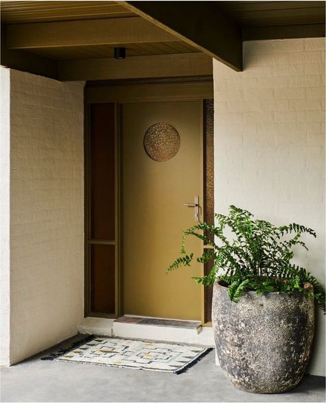 Midcentury Front Door, Green Entrance, Front Door Paint, Foam House, Entryway Door, Tile Splashback, Entryway Inspiration, Dining Room Wallpaper, Casa Country