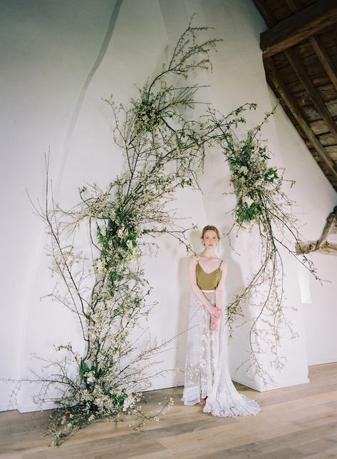 Branches Wedding Decor, Wedding Branches, Boda Mexicana, Flower Installation, Preowned Wedding Dresses, Wedding Centerpieces Diy, Ceremony Arch, Ceremony Flowers, Floral Photo