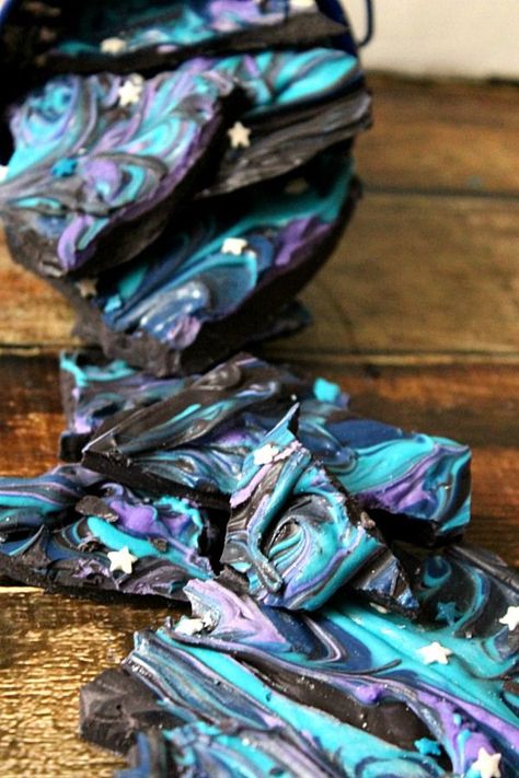 Galaxy Bark - candy melts in black, 2 blues, and purple - I didn't know they made black ones & I thought the black was chocolate when I saw this :D Cake Feta, Galaxy Desserts, Galaxy Crafts, Galaxy Party, Wilton Candy Melts, Chocolate Bark Recipe, Galaxy Cake, Space Food, Pastel Cupcakes