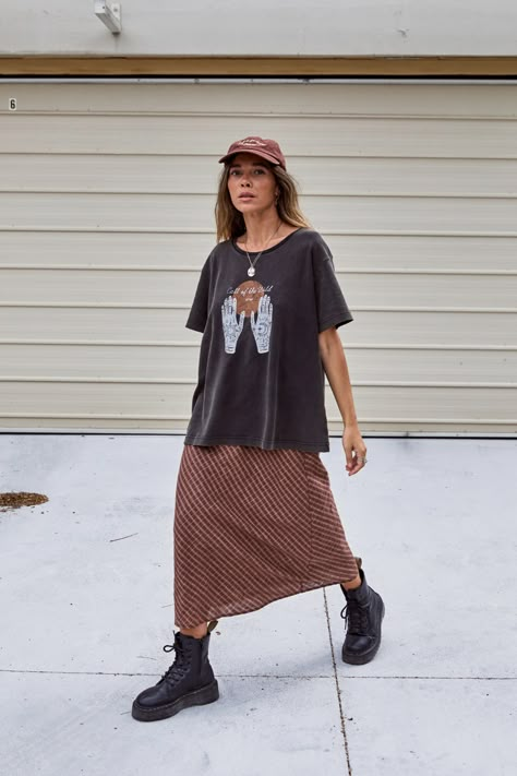 Travel Packing Outfits, Rok Midi, Plaid Midi Skirt, Estilo Hippy, Graphic Tee Outfits, 2024 Outfits, Clothing Summer, Looks Street Style, Brown Tones