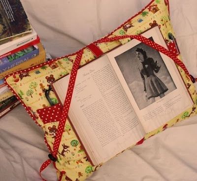 Joululahjat Diy, Book Pillow, Pillow Tutorial, Costura Diy, Reading Pillow, Book Holders, Diy Couture, Sewing Projects For Beginners, Sewing For Beginners