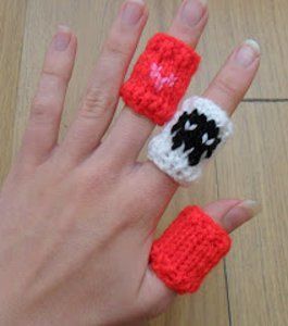 Give those boo-boos a little love with the Knit Band Aid Glam knitting pattern. This knit bandage cover is a great way to get rid of left over yarn as well as jazz up a boring bandage. Creative Knitting, Baby Hats Knitting, Wrist Warmers, Crochet Cardigan Pattern, Crochet Patterns For Beginners, Diy Blog, Crochet For Kids, Summer Crochet, Knitting Patterns Free