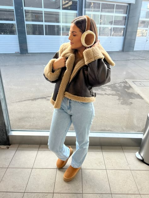 Brown Fur Lined Jacket Outfit, Outfit Con Montone, Brown Fuzzy Jacket Outfit, Leather Brown Jacket Outfit, Brown Shearling Jacket Outfit, Prague Outfits, Fuzzy Jacket Outfit, Shearling Jacket Outfit, Brown Jacket Outfit