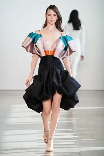 Bibhu Mohapatra Spring 2020 Ready-to-Wear collection, runway looks, beauty, models, and reviews. Runway Fashion Vintage, Runway Fashion Dresses, Runway Fashion 2020, Runway 2020, Bibhu Mohapatra, Fashion Show Dresses, Couture Skirts, Model Runway, 90s Runway Fashion