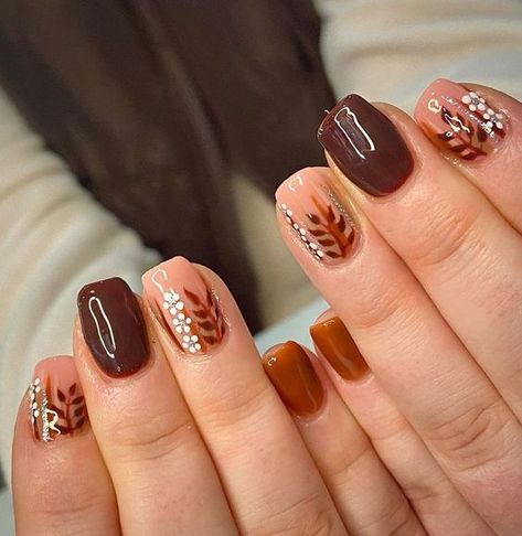 Rate This thanksgiving nail ideas From ⭐1~10. SAVE & FOLLOW i will update everyweek. Brown Nails With Leaf Design, Brown Thanksgiving Nails, Cute Autumn Nails, Brown Nail Ideas, Thanksgiving Nail Ideas, Leaf Nails, Fall Nail Art Ideas, Beauty Crush, Thanksgiving Nail Designs