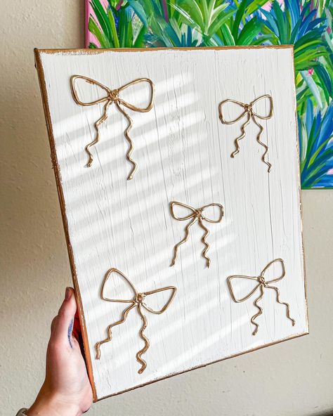 Gold bows and textured canvas 🫶🏼🌟🩷 #gold #bows #canvas #art #artist #walldecor Gold Painting Ideas, College Painting Canvases, Painted Letters Diy, Dorm Room Paintings, College Dorm Art, Sorority Art, Sorority Ideas, Art College, Dorm Art