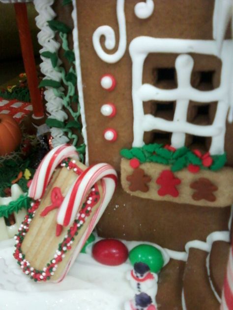 Gingerbread Landscape, Gingerbread Contest, Graham Cracker Gingerbread, Gingerbread Competition, Houses Photography, Graham Cracker House, Graham Cracker Gingerbread House, Easy Gingerbread House, Homemade Gingerbread House