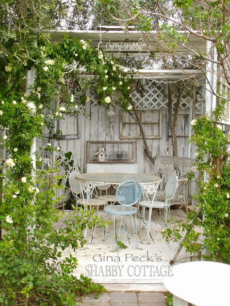 ChiPPy! - SHaBBy!: BeSt-Ever SHABBY WHITE OUT @ Gina Peck's CoTTaGe Home!*!*! Cabin Pergola, Shabby Chic Veranda, Baños Shabby Chic, Cocina Shabby Chic, Muebles Shabby Chic, Shabby Chic Porch, Shabby Chic Garden, Shabby Chic Room, Chic Bedding