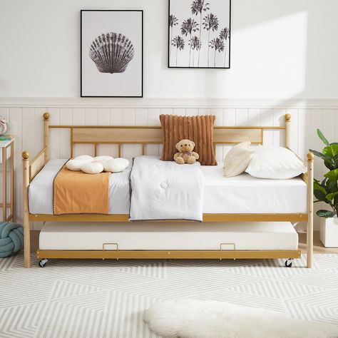 Wooden daybed with trundle