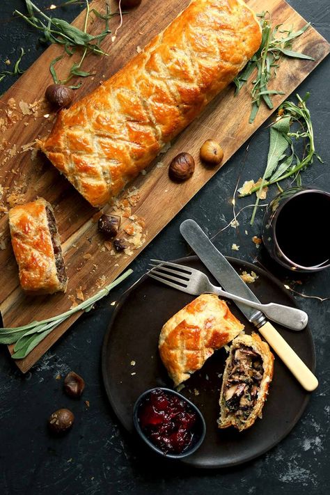 Vegetarian Wellington, Vegetarian Christmas Dinner, Veggie Christmas, Vegetarian Christmas Recipes, Mushroom Wellington, Wellington Recipe, Vegetarian Christmas, Vegetarian Thanksgiving, Beef Wellington