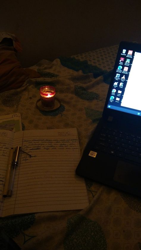 Late night work with a scented candle (for the aesthetic ofc) Late Night Writing Aesthetic, Working Late Aesthetic, Late Night Work Aesthetic, Night Playlist, Journal Motivation, Late Night Work, Late Night Aesthetic, Mood Bored, Night School