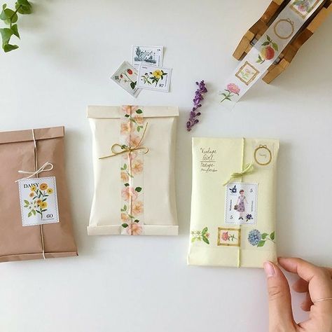 Kartu Valentine, Gift Wrapping Inspiration, Packaging Ideas Business, Gifts Wrapping Diy, Handmade Packaging, Pen Pal Letters, Gift Inspo, Creation Deco, Seni Origami