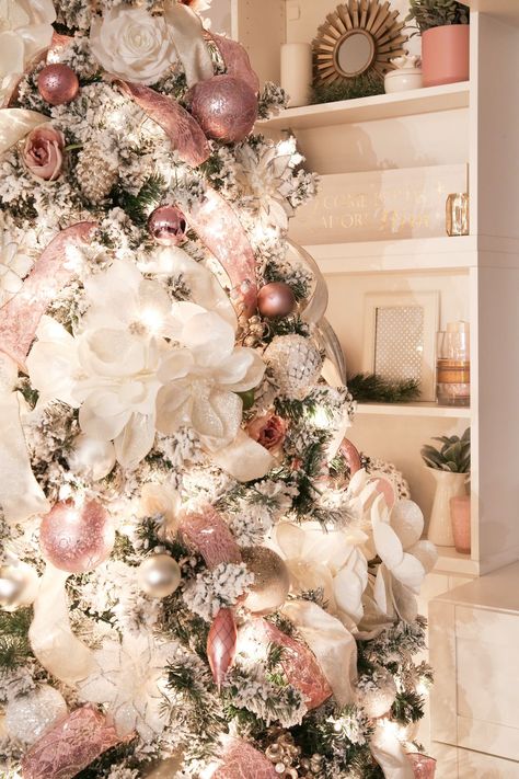 Pink Victorian Christmas, Pink Shabby Chic Christmas, Christmas Color Schemes, Church Christmas Decorations, A Pink Christmas, Pink Victorian, Traditional Holiday Decor, Tree Themes, Pink Xmas