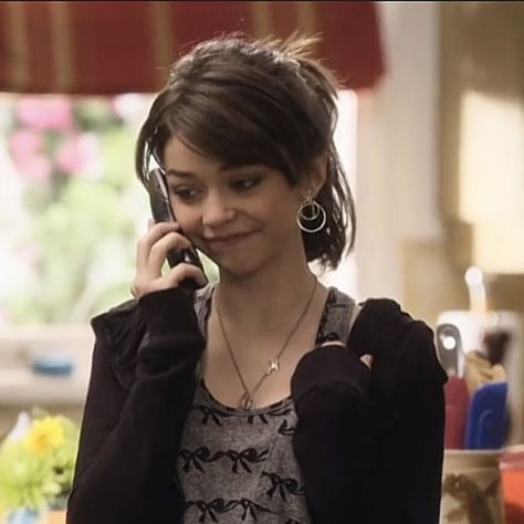 Sarah Hyland Bangs, Hayley Modern Family Hair, Haley Dunphy Makeup, Hailey Dunphy Aesthetic, Hayley Dunphy Hair, Haley Dunphy Gif, Sarah Hyland Aesthetic, Hailey Dunphy Hair, Haley Dunphy Hair