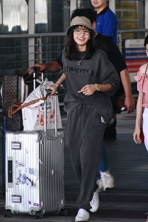 Aesthetic & Trendy Airport Outfits Inspo Trendy Airport Outfits, Casual Airport Outfit, Korean Airport, Airport Outfit Comfy, Cute Airport Outfit, Comfy Airport Outfit, Airport Fashion Kpop, Airport Outfit Summer, Korean Airport Fashion