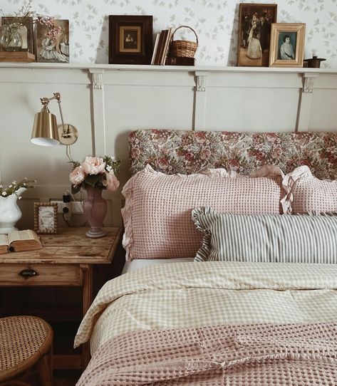 Inspired Bedroom Ideas, Cottage Bedroom Ideas, Cozy Cottage Bedroom, Cottage Bedrooms, Airplane Blanket, Cosy Cottage, Cottagecore Home, College Apartment Decor, Bedroom Decor Cozy