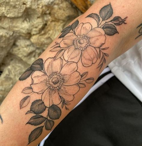 Prairie Rose Tattoo, Wild Roses Tattoo, Garden Rose Tattoo, Boho Tattoo Ideas Sleeve, Ranunculus Tattoo, Wheat Tattoo, Wild Rose Tattoo, Tattoo 2024, Tattoo Thoughts