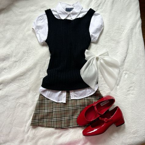 Old Money Outfit Board, 2000s Fashion Preppy, Real Preppy Outfits, Old School Preppy Outfits, 2000s Preppy Outfits, Colorful Old Money Outfits, Old Preppy Style, Preppy 90s Outfits, Marinette Outfits Inspiration