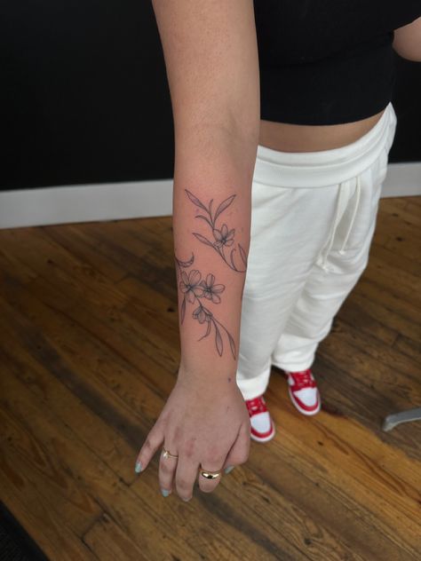 Flower Vine Tattoo Wrap Around, Daffodil Tattoo Wrap Around Wrist, Vine And Flower Wrap Tattoo, Women Flower Tattoos Arm, Vine Flower Arm Tattoo, Women Vine Tattoo Arm, Vine Tattoo On Arm Women, Rap Around Flower Tattoo, Aster Flower Vine Tattoo