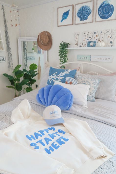 Pink And Blue Beach Aesthetic Room, Aesthetic Coastal Bedroom, Mermaid Bedroom Aesthetic, Aesthetic Beachy Room, Beach Aesthetic Room Ideas, Beachy Teen Bedroom, Beach Room Ideas, Beachy Room Ideas, Beach Bedroom Ideas