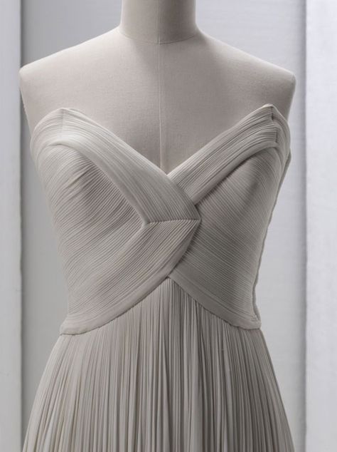 Madame Grès show set for the MoMu in Anvers | Vogue Paris Madame Gres, Couture Mode, 40s Fashion, Vintage Couture, Pleated Fabric, Mode Vintage, Fashion History, Fashion Details, A Dress