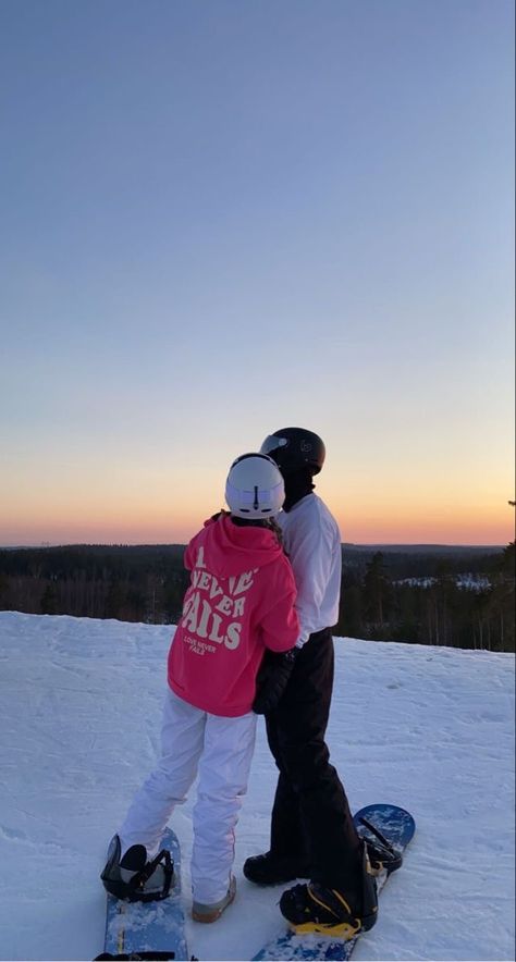 Gen Z Couple Aesthetic, Ski Trip Aesthetic Couple, Snowboarding Couple Aesthetic, Couples Trip Aesthetic, Couples Skiing Pictures, Snowboard Couple Pictures, Skiing Couple Aesthetic, Snowboarding Couple Pictures, Ski Couple Aesthetic