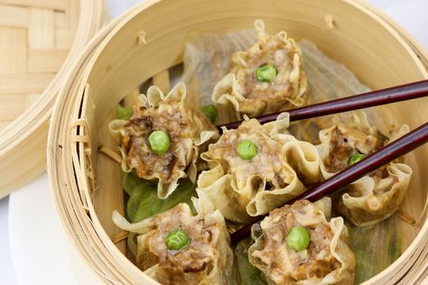 Shumai is the ultimate dim sum dish. Definitely a favorite in our family. These little dumplings are full of flavor and completely vegan by using Beyond Meat. You'll be shocked these are vegan and gluten free! We use bean curd sheets for the skins so this recipe is packed with protein and low on carbs. Shu Mai Recipe, Vegetarian Dim Sum, Shu Mai, Vegan Winter Recipes, Dim Sum Recipes, Steamed Dumplings, Veggie Dinner, Food Mold, Going Vegetarian