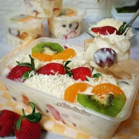 Dessert Yogurt, Jelly Cups, Resep Salad, Weird Food, Cake Decorating Techniques, Fruit Recipes, Fun Snacks, Juicing Recipes, Delicious Salads