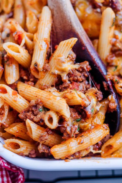 This comforting baked penne pasta is a cheesy classic casserole with ground beef, marinara sauce and of course cheese. This simple pasta casserole recipe is budget-friendly and a popular family dinner. Easy to make and great to reheat for leftovers too! Baked Ground Beef Pasta, Easy Pasta Bake Recipes Ground Beef, Ground Beef Recipes With Pasta, Ground Beef Recipes For Dinner Casserole Pasta, Pasta With Hamburger, Hamburger Pasta Recipes, Penne Pasta Bake, Rosa Pasta, Penne Rosa