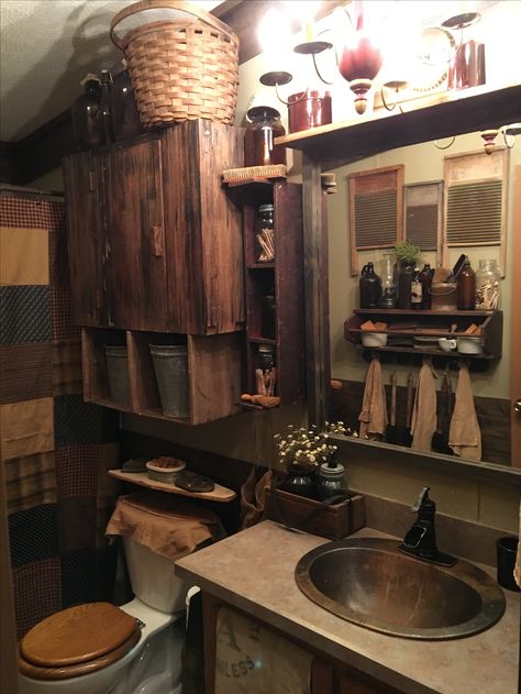 Primitive Bathroom Primitive Bathroom Ideas, Primitive Bathroom Decor, Primitive Bathroom, Country Bathroom Decor, Primitive Bathrooms, Primitive Homes, Country Bathroom, Rustic Bathroom Decor, Primitive Kitchen