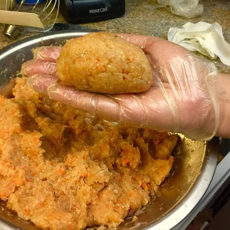 Gefilte Fish Recipe Homemade, Yiddish Recipes, Jewish Recipes Traditional, Shabbat Dinner Recipes, Gefilte Fish Recipe, Jewish Dishes, Hanukah Menu, Kosher Meals, Jewish Food Recipes