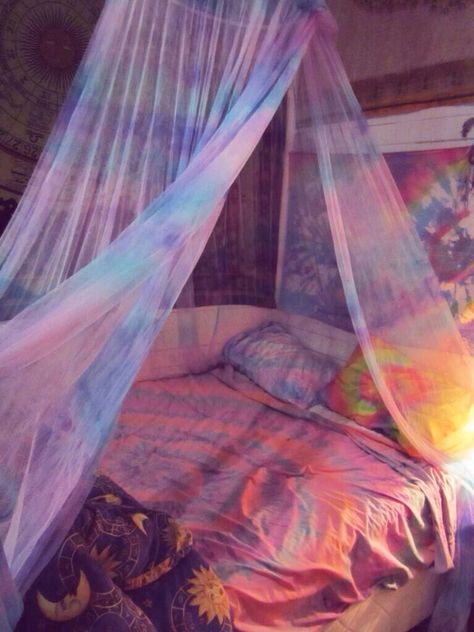 I love tie dye... and the canopy is cute... Sala Grunge, Hippy Bedroom, Hippie Bedding, Tie Dye Bedding, Hippie Bedroom, Hippy Room, Trap House, Dekor Diy, Grunge Room