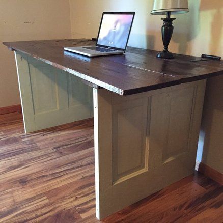 Old Door Desk, Simple Study Desk, Repurposed Doors, Old Closet Doors, Repurposed Desk, Door Desk, Woodworking Tools List, Beach Craft, Door Table