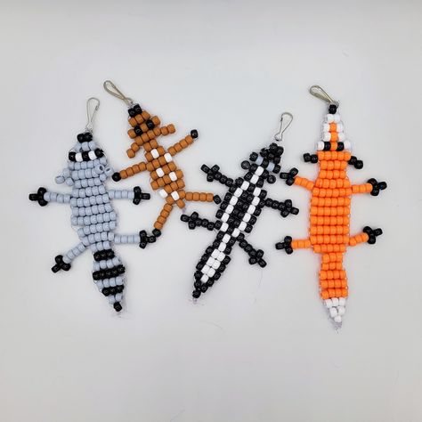 Plastic Bead Patterns, Plastic Beads Crafts, Raccoon Pony Bead Pattern, Beaded Raccoon Pattern, Plastic Lacing Cord Crafts, Pony Bead Raccoon, Bead Animal Designs, Beadie Critter Patterns, Pony Bead Projects Key Chains