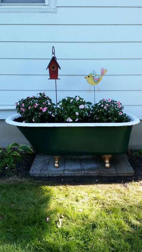 Old Bathtub Ideas Garden, Old Bathtubs, Garden Tub Decorating, Horse Judging, Garden Tubs, Creative Planters, Garden Bathtub, Old Bathtub, Front Porch Planters