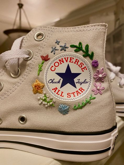 Flower Embroidery On Converse, Converse Aesthetic Embroidery, Shoe Embroidery Ideas Simple, Red Converse Embroidery, Flowers On Converse, Embroidery Converse Diy, Converse Embroidery Flowers, White Converse Embroidery, Converse Flower Embroidery