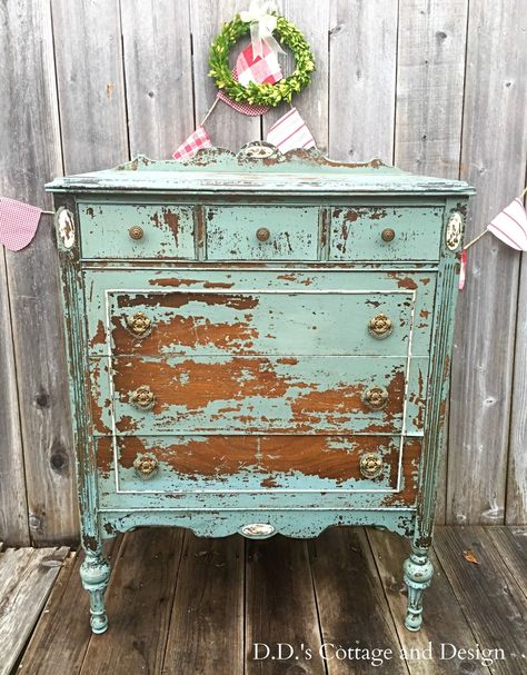 D.D.'s Cottage and Design: Chippy Goodness in a Dresser Chippy Painted Furniture, Milk Paint Furniture, Dresser Painted, Shabby Chic Dresser, Miss Mustard Seeds, Mustard Seeds, Deco Retro, Peeling Paint, Shabby Chic Diy